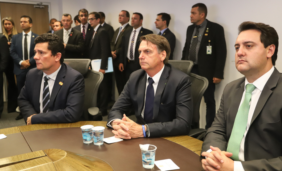 O Centro Integrado de Inteligência de Segurança Pública da Região Sul (CIISP-Sul) iniciou oficialmente as atividades nesta sexta-feira (10). A unidade funciona em Curitiba e a ativação contou com a presença do presidente Jair Bolsonaro, do governador Carlos Massa Ratinho Junior, do ministro da Justiça e Segurança Pública, Sérgio Moro, e de representantes do Rio Grande do Sul e Santa Catarina, além de autoridades federais e estaduais.

 Foto: Rodrigo Felix Leal/ANPr