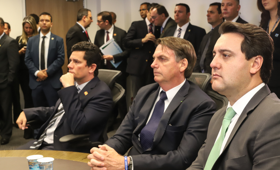 O Centro Integrado de Inteligência de Segurança Pública da Região Sul (CIISP-Sul) iniciou oficialmente as atividades nesta sexta-feira (10). A unidade funciona em Curitiba e a ativação contou com a presença do presidente Jair Bolsonaro, do governador Carlos Massa Ratinho Junior, do ministro da Justiça e Segurança Pública, Sérgio Moro, e de representantes do Rio Grande do Sul e Santa Catarina, além de autoridades federais e estaduais.

Foto: Rodrigo Felix Leal/ANPr