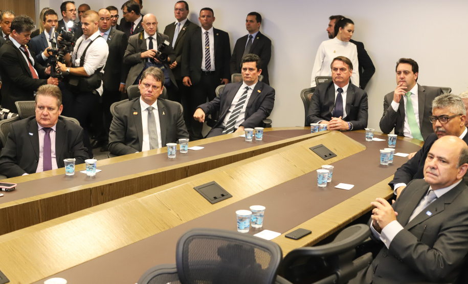 O Centro Integrado de Inteligência de Segurança Pública da Região Sul (CIISP-Sul) iniciou oficialmente as atividades nesta sexta-feira (10). A unidade funciona em Curitiba e a ativação contou com a presença do presidente Jair Bolsonaro, do governador Carlos Massa Ratinho Junior, do ministro da Justiça e Segurança Pública, Sérgio Moro, e de representantes do Rio Grande do Sul e Santa Catarina, além de autoridades federais e estaduais.

 Foto: Rodrigo Felix Leal/ANPr