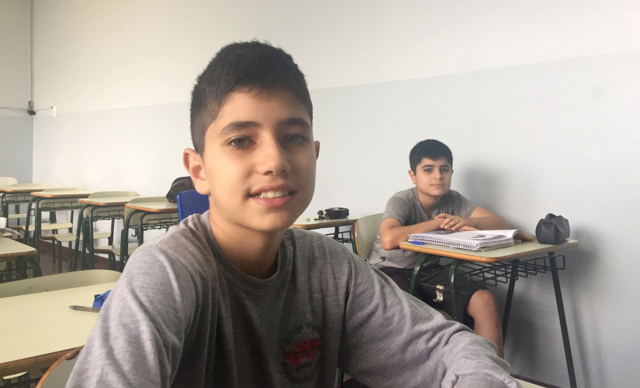 Em 2015, a família dos primos Eili Al Housh, 12 anos, e Daniel Al Saad, 11 anos, deixaram a cidade de Damasco, na Síria, fugindo da guerra civil, e vieram ao Brasil em busca de um recomeço. Eles escolheram o Paraná por recomendação de conterrâneos que vivem aqui. Hoje, já adaptados, reconhecem que o acolhimento com que foram recebidos no Colégio Estadual Júlia Wanderley foi fundamental para superar a barreira da comunicação.  Foto: Divulgação/SEED