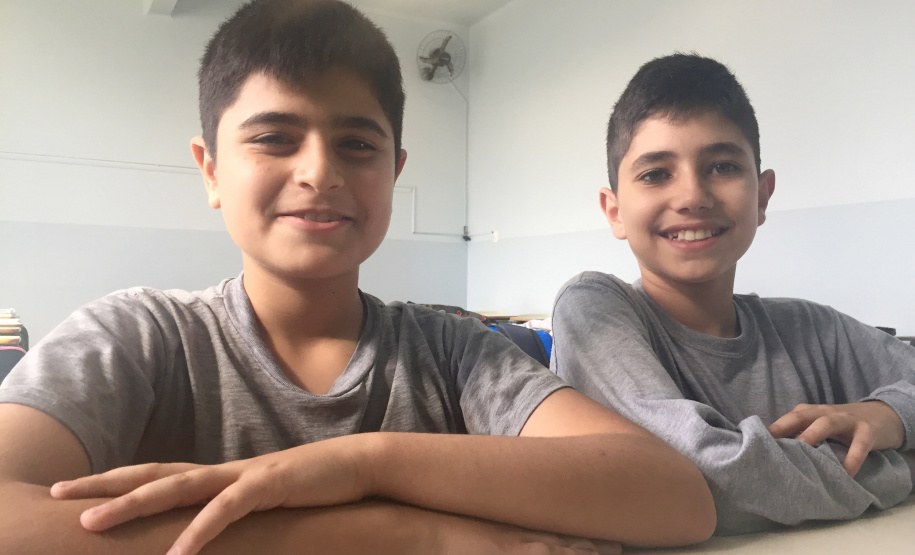 Em 2015, a família dos primos Eili Al Housh, 12 anos, e Daniel Al Saad, 11 anos, deixaram a cidade de Damasco, na Síria, fugindo da guerra civil, e vieram ao Brasil em busca de um recomeço. Eles escolheram o Paraná por recomendação de conterrâneos que vivem aqui. Hoje, já adaptados, reconhecem que o acolhimento com que foram recebidos no Colégio Estadual Júlia Wanderley foi fundamental para superar a barreira da comunicação.  Foto: Divulgação/SEED