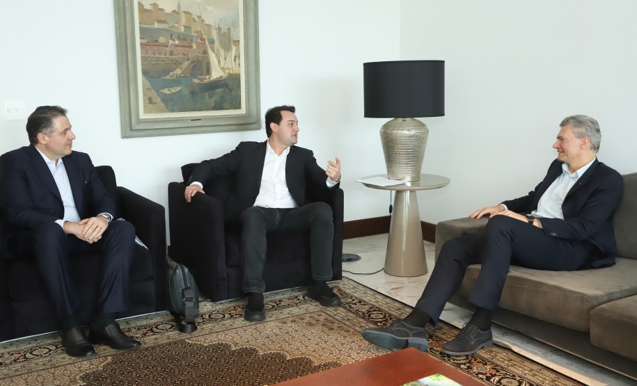 O governador Carlos Massa Ratinho Junior se reuniu nesta segunda-feira (13), no Palácio Iguaçu, com o presidente da Audi no Brasil, Johannes Roscheck. No encontro, eles conversaram sobre projetos que a montadora planeja para o Estado. A empresa alemã está instalada desde 1997 em São José dos Pinhais, na Região Metropolitana de Curitiba, na mesma planta da Volkswagen. Foto: Rodrigo Felix Leal/ANPr