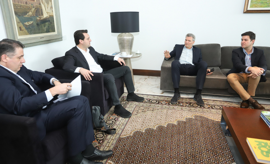 O governador Carlos Massa Ratinho Junior se reuniu nesta segunda-feira (13), no Palácio Iguaçu, com o presidente da Audi no Brasil, Johannes Roscheck. No encontro, eles conversaram sobre projetos que a montadora planeja para o Estado. A empresa alemã está instalada desde 1997 em São José dos Pinhais, na Região Metropolitana de Curitiba, na mesma planta da Volkswagen. Foto: Rodrigo Felix Leal/ANPr