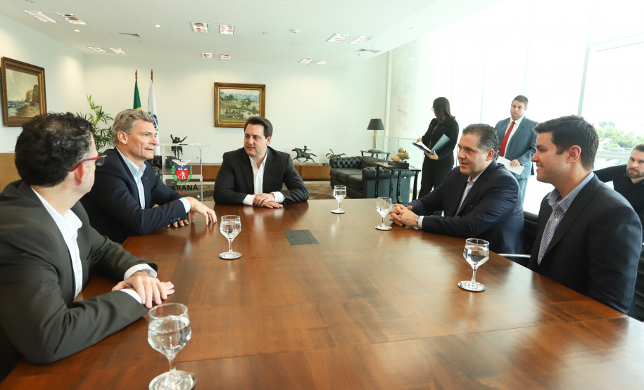 O governador Carlos Massa Ratinho Junior se reuniu nesta segunda-feira (13), no Palácio Iguaçu, com o presidente da Audi no Brasil, Johannes Roscheck. No encontro, eles conversaram sobre projetos que a montadora planeja para o Estado. A empresa alemã está instalada desde 1997 em São José dos Pinhais, na Região Metropolitana de Curitiba, na mesma planta da Volkswagen. Foto: Rodrigo Felix Leal/ANPr