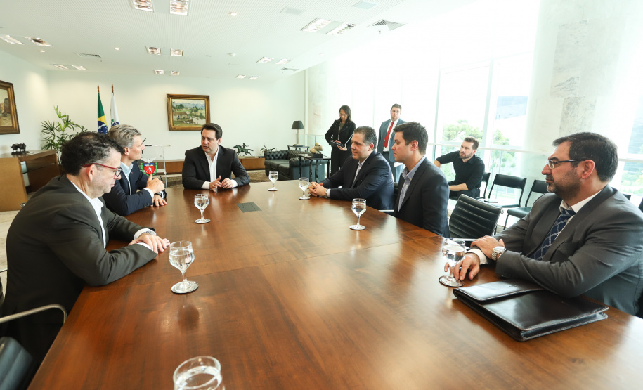 O governador Carlos Massa Ratinho Junior se reuniu nesta segunda-feira (13), no Palácio Iguaçu, com o presidente da Audi no Brasil, Johannes Roscheck. No encontro, eles conversaram sobre projetos que a montadora planeja para o Estado. A empresa alemã está instalada desde 1997 em São José dos Pinhais, na Região Metropolitana de Curitiba, na mesma planta da Volkswagen. Foto: Rodrigo Felix Leal/ANPr