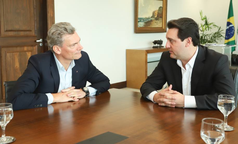 O governador Carlos Massa Ratinho Junior se reuniu nesta segunda-feira (13), no Palácio Iguaçu, com o presidente da Audi no Brasil, Johannes Roscheck. No encontro, eles conversaram sobre projetos que a montadora planeja para o Estado. A empresa alemã está instalada desde 1997 em São José dos Pinhais, na Região Metropolitana de Curitiba, na mesma planta da Volkswagen. Foto: Rodrigo Felix Leal/ANPr