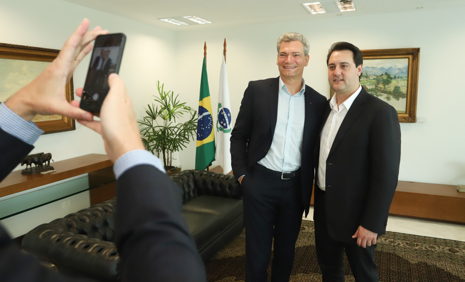 O governador Carlos Massa Ratinho Junior se reuniu nesta segunda-feira (13), no Palácio Iguaçu, com o presidente da Audi no Brasil, Johannes Roscheck. No encontro, eles conversaram sobre projetos que a montadora planeja para o Estado. A empresa alemã está instalada desde 1997 em São José dos Pinhais, na Região Metropolitana de Curitiba, na mesma planta da Volkswagen. Foto: Rodrigo Felix Leal/ANPr