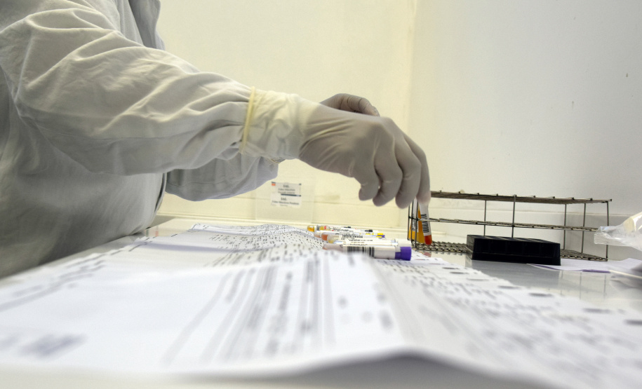 Marco de excelência nos serviços de saúde no Paraná, o Laboratório Central do Estado do Paraná (Lacen) se tornou também referência nacional para determinados exames, como os de resistência microbiana. Foto: Antonio Américo/SESA - 13/05/2019