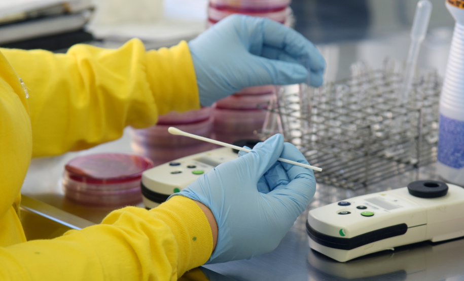 Marco de excelência nos serviços de saúde no Paraná, o Laboratório Central do Estado do Paraná (Lacen) se tornou também referência nacional para determinados exames, como os de resistência microbiana.  Foto: Antonio Américo/SESA - 13/05/2019