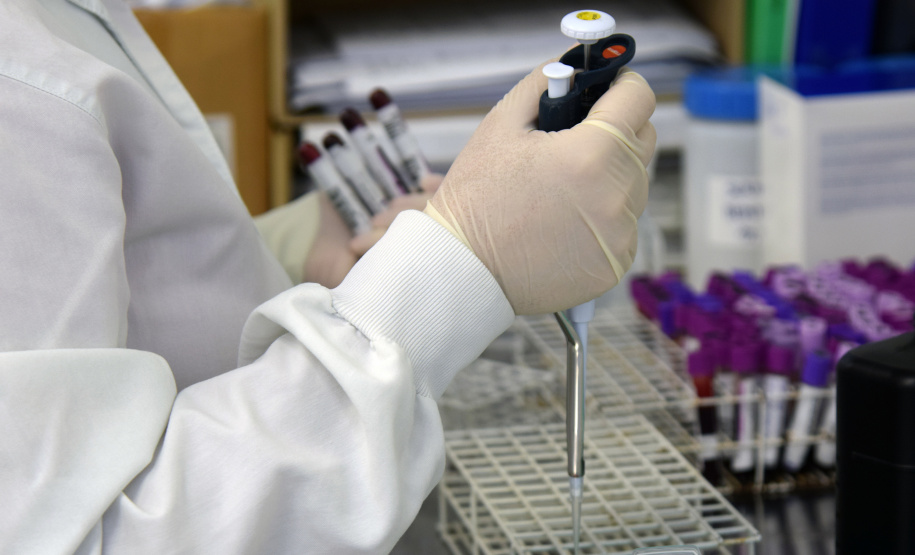 Marco de excelência nos serviços de saúde no Paraná, o Laboratório Central do Estado do Paraná (Lacen) se tornou também referência nacional para determinados exames, como os de resistência microbiana. Foto: Antonio Américo/SESA - 13/05/2019