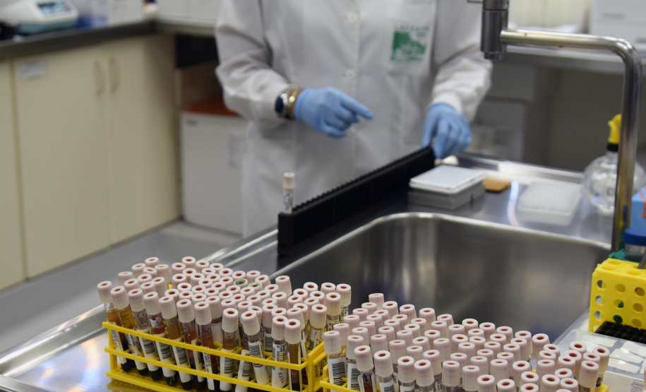 Marco de excelência nos serviços de saúde no Paraná, o Laboratório Central do Estado do Paraná (Lacen) se tornou também referência nacional para determinados exames, como os de resistência microbiana.  Foto: Antonio Américo/SESA - 13/05/2019