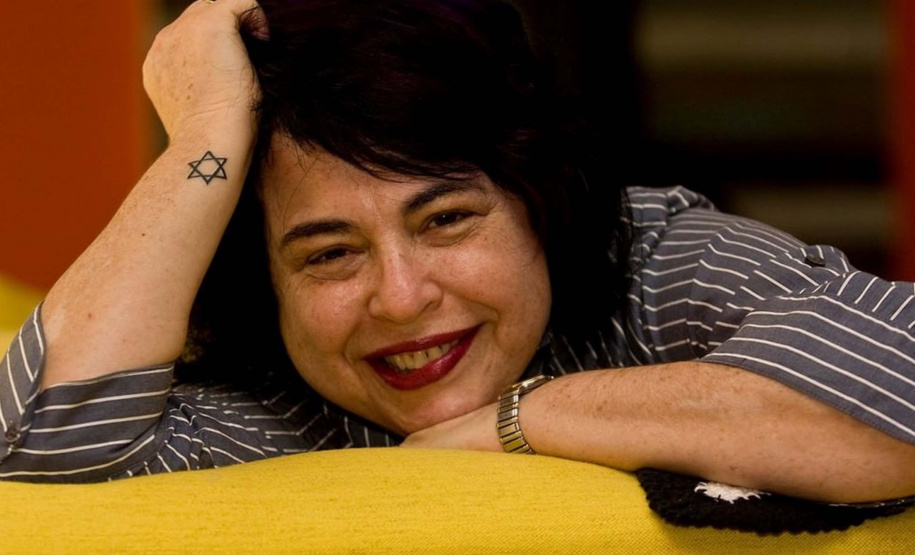 A autora gaúcha Cíntia Moscovich participa nesta terça-feira (14) do projeto Um Escritor na Biblioteca. O bate-papo com o público, com mediação da jornalista Mariana Sanchez, acontece às 19h, no auditório da Biblioteca Pública do Paraná. A entrada é gratuita. Até o final do ano, outros cinco autores participam do evento. Foto: Divulgação/BPP