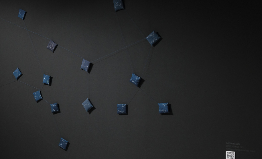 A mostra “Com Título e Sem Título, Técnicas e Dimensões Variadas – Museu Oscar Niemeyer, Aquisições e Doações Recentes” será inaugurada na quinta-feira (16). São 54 obras, entre esculturas, instalações, gravuras, pinturas e fotografias de artistas paranaenses, nacionais e internacionais. A exposição fica em cartaz até 18 de agosto. Foto: Divulgação/MON