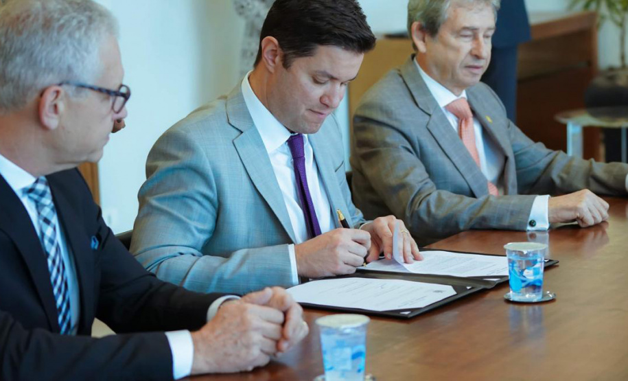 O Governo do Estado e o Tribunal de Justiça do Paraná (TJ-PR) assinaram nesta terça-feira (14) um acordo de cooperação para a implementação do projeto intitulado “Rolê Cívico Paranaense”, de inserção de jovens universitários no ambiente de gestão estadual