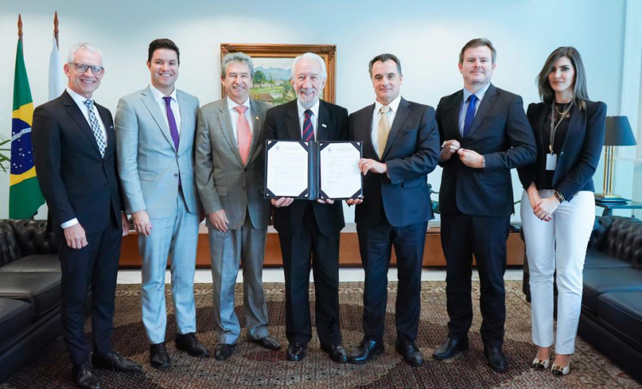 O Governo do Estado e o Tribunal de Justiça do Paraná (TJ-PR) assinaram nesta terça-feira (14) um acordo de cooperação para a implementação do projeto intitulado “Rolê Cívico Paranaense”, de inserção de jovens universitários no ambiente de gestão estadual