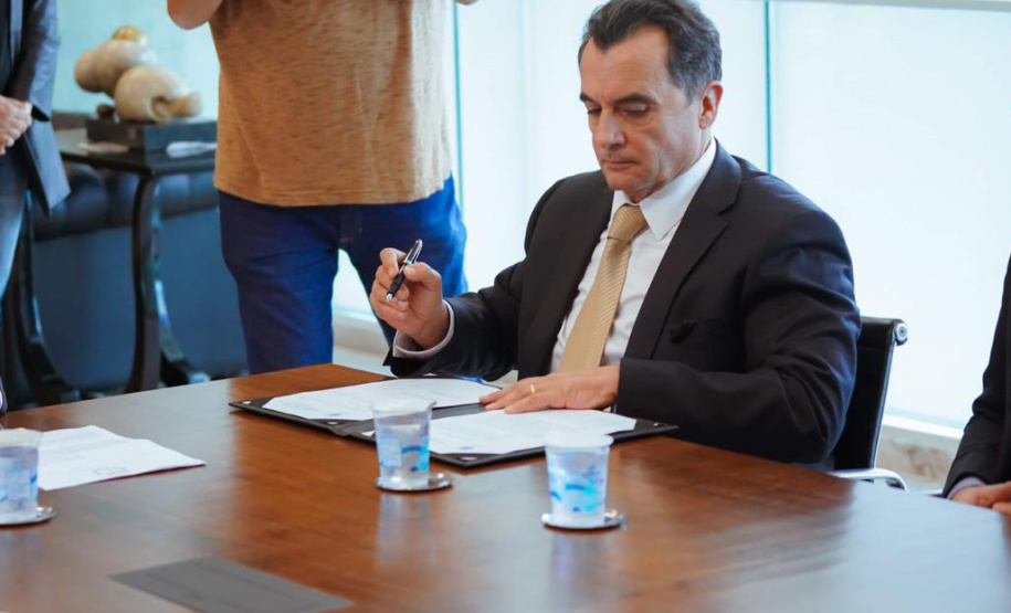 O Governo do Estado e o Tribunal de Justiça do Paraná (TJ-PR) assinaram nesta terça-feira (14) um acordo de cooperação para a implementação do projeto intitulado “Rolê Cívico Paranaense”, de inserção de jovens universitários no ambiente de gestão estadual