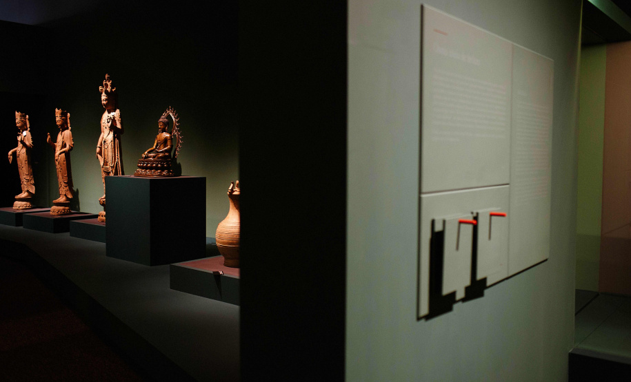 O Museu Oscar Niemeyer inicia nesta quarta-feira (15) a programação da 17ª Semana Nacional de Museus. O destaque é mediação do professor e colecionador Fausto Godoy à exposição “Ásia: a terra, os homens, os deuses”, às 15 horas. Ao longo de sua carreira diplomática ele reuniu peças raras provenientes de cerca de 10 países e doou cerca de 3 mil delas ao MON.
Foto: Divulgação/MON