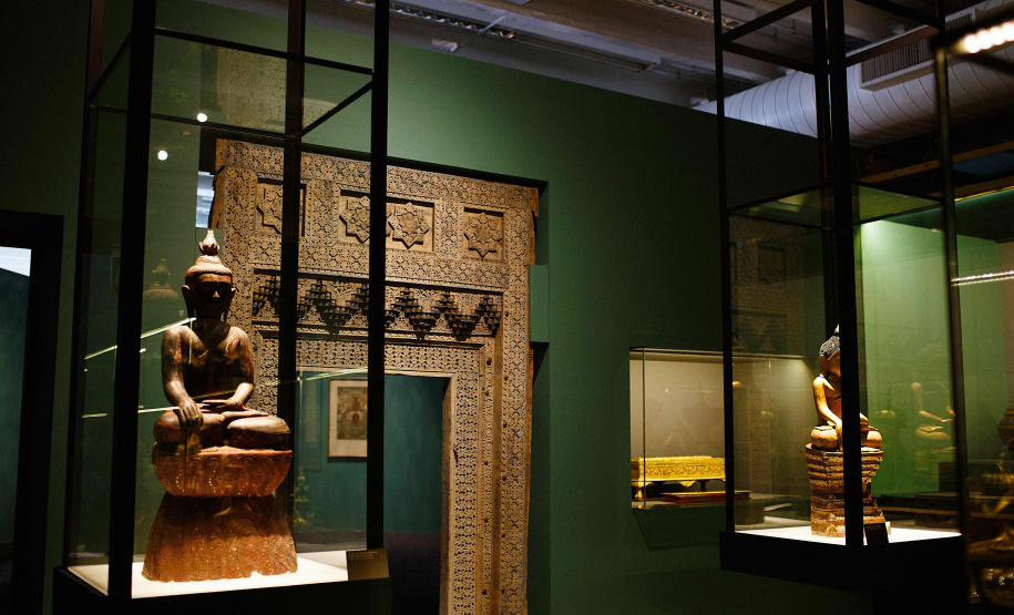 O Museu Oscar Niemeyer inicia nesta quarta-feira (15) a programação da 17ª Semana Nacional de Museus. O destaque é mediação do professor e colecionador Fausto Godoy à exposição “Ásia: a terra, os homens, os deuses”, às 15 horas. Ao longo de sua carreira diplomática ele reuniu peças raras provenientes de cerca de 10 países e doou cerca de 3 mil delas ao MON.
Foto: Divulgação/MON