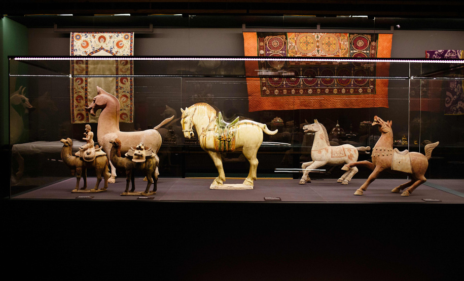 O Museu Oscar Niemeyer inicia nesta quarta-feira (15) a programação da 17ª Semana Nacional de Museus. O destaque é mediação do professor e colecionador Fausto Godoy à exposição “Ásia: a terra, os homens, os deuses”, às 15 horas. Ao longo de sua carreira diplomática ele reuniu peças raras provenientes de cerca de 10 países e doou cerca de 3 mil delas ao MON.
Foto: Divulgação/MON