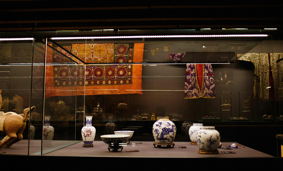 O Museu Oscar Niemeyer inicia nesta quarta-feira (15) a programação da 17ª Semana Nacional de Museus. O destaque é mediação do professor e colecionador Fausto Godoy à exposição “Ásia: a terra, os homens, os deuses”, às 15 horas. Ao longo de sua carreira diplomática ele reuniu peças raras provenientes de cerca de 10 países e doou cerca de 3 mil delas ao MON.
Foto: Divulgação/MON