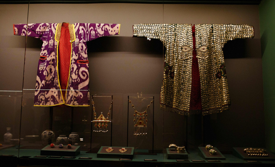 O Museu Oscar Niemeyer inicia nesta quarta-feira (15) a programação da 17ª Semana Nacional de Museus. O destaque é mediação do professor e colecionador Fausto Godoy à exposição “Ásia: a terra, os homens, os deuses”, às 15 horas. Ao longo de sua carreira diplomática ele reuniu peças raras provenientes de cerca de 10 países e doou cerca de 3 mil delas ao MON.
Foto: Divulgação/MON