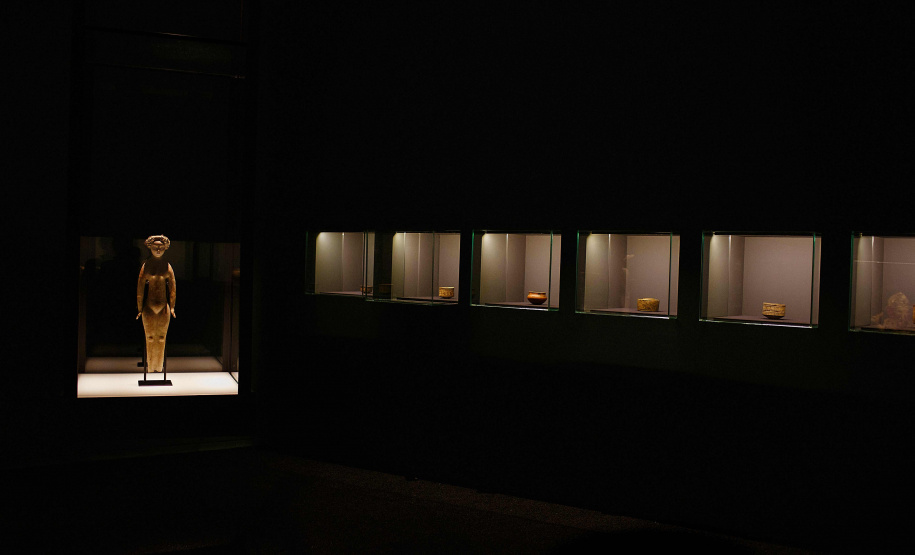 O Museu Oscar Niemeyer inicia nesta quarta-feira (15) a programação da 17ª Semana Nacional de Museus. O destaque é mediação do professor e colecionador Fausto Godoy à exposição “Ásia: a terra, os homens, os deuses”, às 15 horas. Ao longo de sua carreira diplomática ele reuniu peças raras provenientes de cerca de 10 países e doou cerca de 3 mil delas ao MON.
Foto: Divulgação/MON