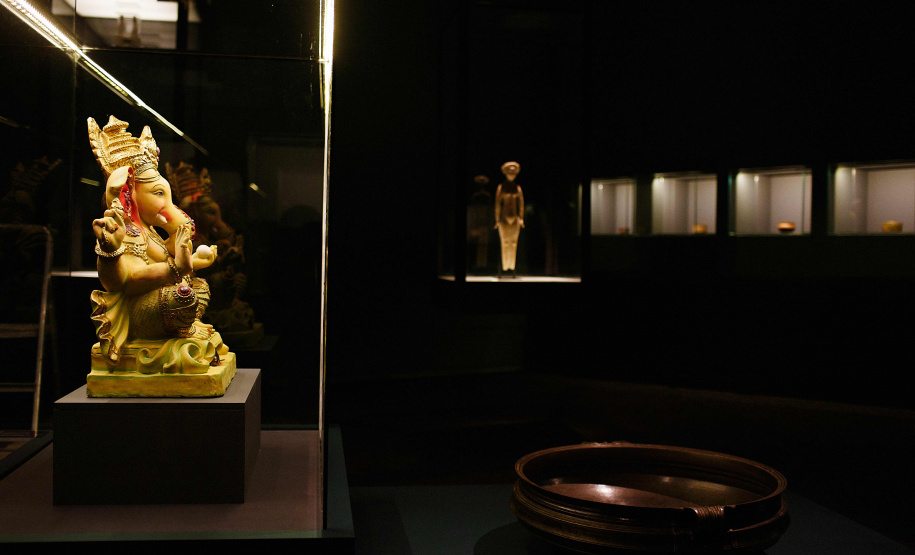 O Museu Oscar Niemeyer inicia nesta quarta-feira (15) a programação da 17ª Semana Nacional de Museus. O destaque é mediação do professor e colecionador Fausto Godoy à exposição “Ásia: a terra, os homens, os deuses”, às 15 horas. Ao longo de sua carreira diplomática ele reuniu peças raras provenientes de cerca de 10 países e doou cerca de 3 mil delas ao MON.
Foto: Divulgação/MON