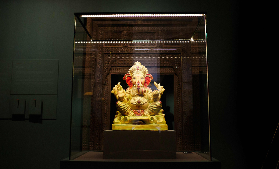 O Museu Oscar Niemeyer inicia nesta quarta-feira (15) a programação da 17ª Semana Nacional de Museus. O destaque é mediação do professor e colecionador Fausto Godoy à exposição “Ásia: a terra, os homens, os deuses”, às 15 horas. Ao longo de sua carreira diplomática ele reuniu peças raras provenientes de cerca de 10 países e doou cerca de 3 mil delas ao MON.
Foto: Divulgação/MON