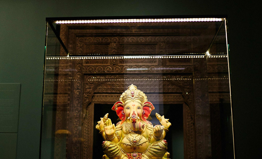 O Museu Oscar Niemeyer inicia nesta quarta-feira (15) a programação da 17ª Semana Nacional de Museus. O destaque é mediação do professor e colecionador Fausto Godoy à exposição “Ásia: a terra, os homens, os deuses”, às 15 horas. Ao longo de sua carreira diplomática ele reuniu peças raras provenientes de cerca de 10 países e doou cerca de 3 mil delas ao MON.
Foto: Divulgação/MON