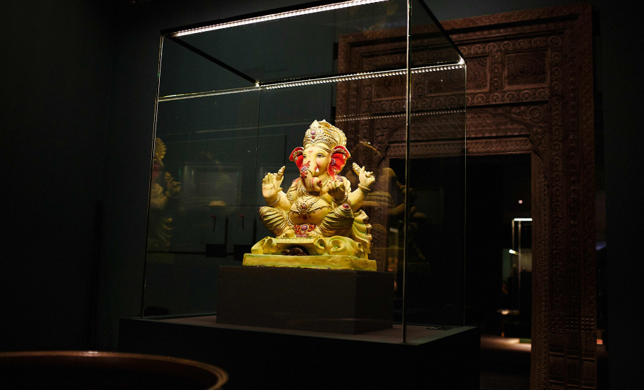 O Museu Oscar Niemeyer inicia nesta quarta-feira (15) a programação da 17ª Semana Nacional de Museus. O destaque é mediação do professor e colecionador Fausto Godoy à exposição “Ásia: a terra, os homens, os deuses”, às 15 horas. Ao longo de sua carreira diplomática ele reuniu peças raras provenientes de cerca de 10 países e doou cerca de 3 mil delas ao MON.
Foto: Divulgação/MON