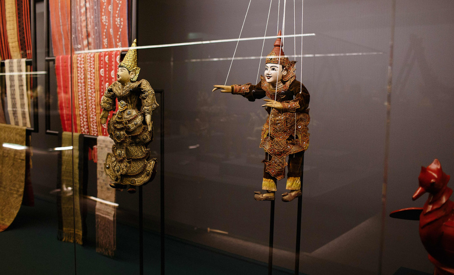 O Museu Oscar Niemeyer inicia nesta quarta-feira (15) a programação da 17ª Semana Nacional de Museus. O destaque é mediação do professor e colecionador Fausto Godoy à exposição “Ásia: a terra, os homens, os deuses”, às 15 horas. Ao longo de sua carreira diplomática ele reuniu peças raras provenientes de cerca de 10 países e doou cerca de 3 mil delas ao MON.
Foto: Divulgação/MON