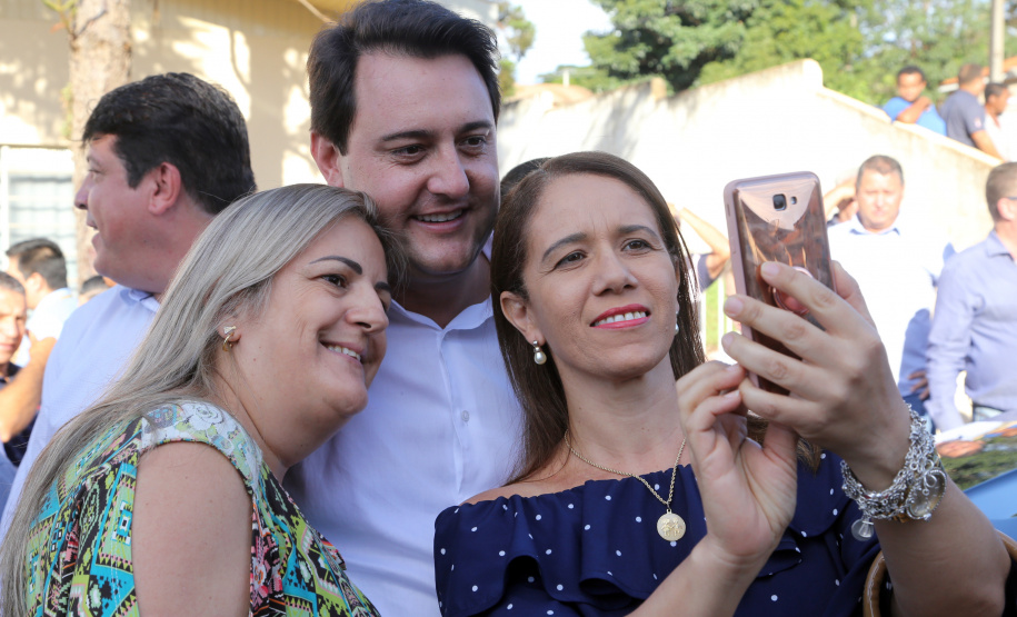 O governador Carlos Massa Ratinho Junior assinou nesta terça-feira (14), em Sertaneja, no Norte Pioneiro, autorizações de licitações e homologações para 15 municípios. Foram autorizados recapeamentos de ruas, aquisições de novos veículos, equipamentos rodoviários e mobiliário para prédios públicos. O secretário estadual do Desenvolvimento Urbano e de Obras Públicas, João Carlos Ortega, também assinou os documentos.Foto Gilson Abreu