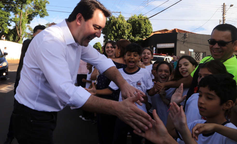 O governador Carlos Massa Ratinho Junior assinou nesta terça-feira (14), em Sertaneja, no Norte Pioneiro, autorizações de licitações e homologações para 15 municípios. Foram autorizados recapeamentos de ruas, aquisições de novos veículos, equipamentos rodoviários e mobiliário para prédios públicos. O secretário estadual do Desenvolvimento Urbano e de Obras Públicas, João Carlos Ortega, também assinou os documentos.Foto Gilson Abreu