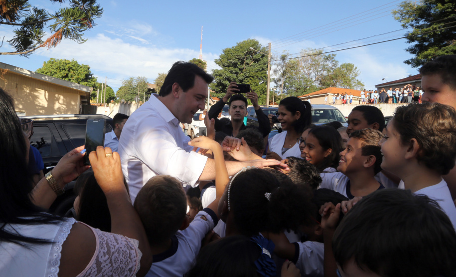 O governador Carlos Massa Ratinho Junior assinou nesta terça-feira (14), em Sertaneja, no Norte Pioneiro, autorizações de licitações e homologações para 15 municípios. Foram autorizados recapeamentos de ruas, aquisições de novos veículos, equipamentos rodoviários e mobiliário para prédios públicos. O secretário estadual do Desenvolvimento Urbano e de Obras Públicas, João Carlos Ortega, também assinou os documentos.Foto Gilson Abreu