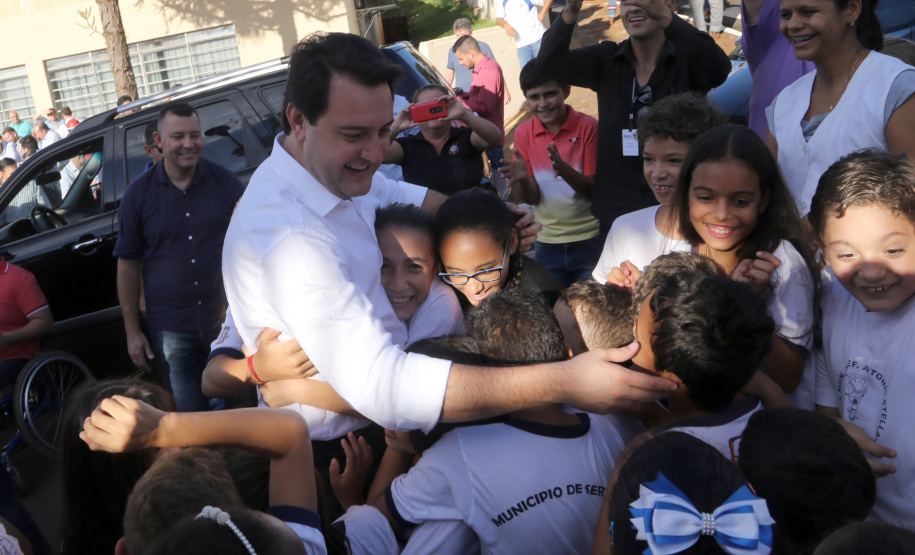 O governador Carlos Massa Ratinho Junior assinou nesta terça-feira (14), em Sertaneja, no Norte Pioneiro, autorizações de licitações e homologações para 15 municípios. Foram autorizados recapeamentos de ruas, aquisições de novos veículos, equipamentos rodoviários e mobiliário para prédios públicos. O secretário estadual do Desenvolvimento Urbano e de Obras Públicas, João Carlos Ortega, também assinou os documentos.Foto Gilson Abreu