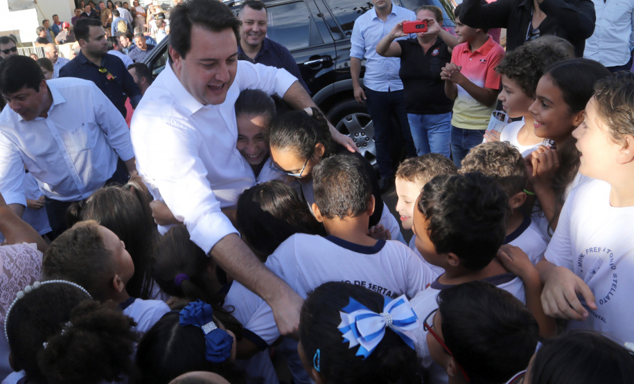 O governador Carlos Massa Ratinho Junior assinou nesta terça-feira (14), em Sertaneja, no Norte Pioneiro, autorizações de licitações e homologações para 15 municípios. Foram autorizados recapeamentos de ruas, aquisições de novos veículos, equipamentos rodoviários e mobiliário para prédios públicos. O secretário estadual do Desenvolvimento Urbano e de Obras Públicas, João Carlos Ortega, também assinou os documentos.Foto Gilson Abreu