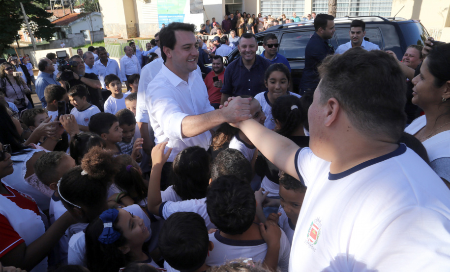 O governador Carlos Massa Ratinho Junior assinou nesta terça-feira (14), em Sertaneja, no Norte Pioneiro, autorizações de licitações e homologações para 15 municípios. Foram autorizados recapeamentos de ruas, aquisições de novos veículos, equipamentos rodoviários e mobiliário para prédios públicos. O secretário estadual do Desenvolvimento Urbano e de Obras Públicas, João Carlos Ortega, também assinou os documentos.Foto Gilson Abreu