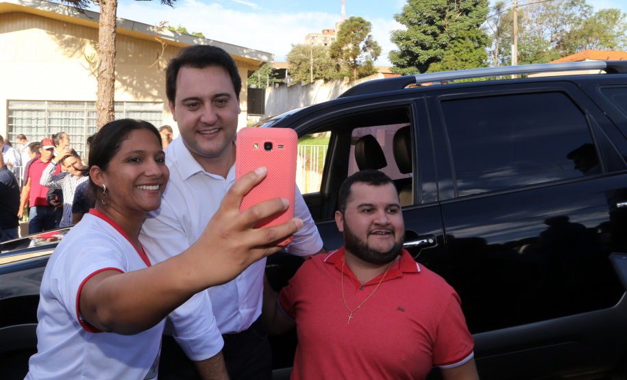 O governador Carlos Massa Ratinho Junior assinou nesta terça-feira (14), em Sertaneja, no Norte Pioneiro, autorizações de licitações e homologações para 15 municípios. Foram autorizados recapeamentos de ruas, aquisições de novos veículos, equipamentos rodoviários e mobiliário para prédios públicos. O secretário estadual do Desenvolvimento Urbano e de Obras Públicas, João Carlos Ortega, também assinou os documentos.Foto Gilson Abreu