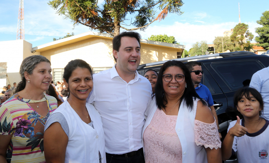 O governador Carlos Massa Ratinho Junior assinou nesta terça-feira (14), em Sertaneja, no Norte Pioneiro, autorizações de licitações e homologações para 15 municípios. Foram autorizados recapeamentos de ruas, aquisições de novos veículos, equipamentos rodoviários e mobiliário para prédios públicos. O secretário estadual do Desenvolvimento Urbano e de Obras Públicas, João Carlos Ortega, também assinou os documentos.Foto Gilson Abreu