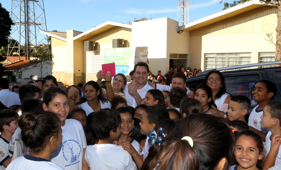 O governador Carlos Massa Ratinho Junior assinou nesta terça-feira (14), em Sertaneja, no Norte Pioneiro, autorizações de licitações e homologações para 15 municípios. Foram autorizados recapeamentos de ruas, aquisições de novos veículos, equipamentos rodoviários e mobiliário para prédios públicos. O secretário estadual do Desenvolvimento Urbano e de Obras Públicas, João Carlos Ortega, também assinou os documentos.Foto Gilson Abreu