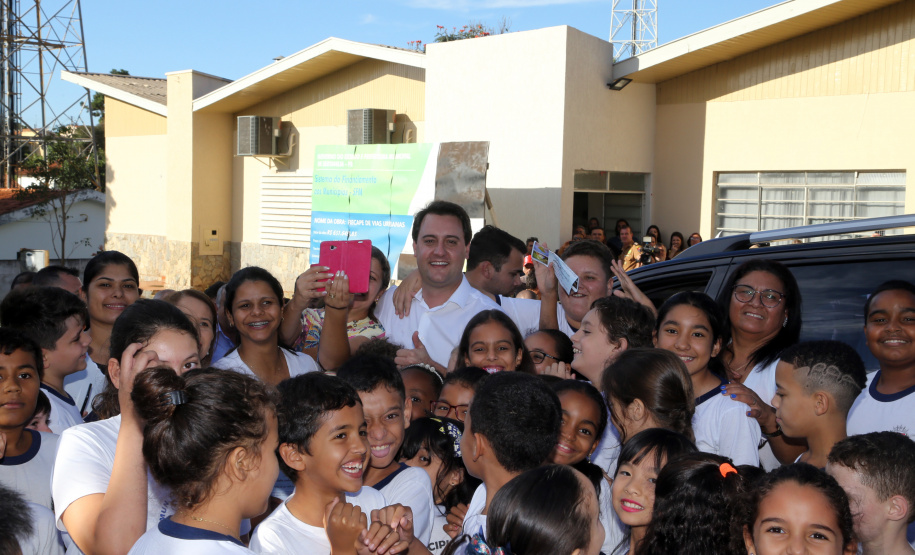 O governador Carlos Massa Ratinho Junior assinou nesta terça-feira (14), em Sertaneja, no Norte Pioneiro, autorizações de licitações e homologações para 15 municípios. Foram autorizados recapeamentos de ruas, aquisições de novos veículos, equipamentos rodoviários e mobiliário para prédios públicos. O secretário estadual do Desenvolvimento Urbano e de Obras Públicas, João Carlos Ortega, também assinou os documentos.Foto Gilson Abreu