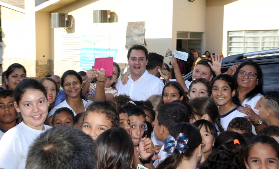 O governador Carlos Massa Ratinho Junior assinou nesta terça-feira (14), em Sertaneja, no Norte Pioneiro, autorizações de licitações e homologações para 15 municípios. Foram autorizados recapeamentos de ruas, aquisições de novos veículos, equipamentos rodoviários e mobiliário para prédios públicos. O secretário estadual do Desenvolvimento Urbano e de Obras Públicas, João Carlos Ortega, também assinou os documentos.Foto Gilson Abreu