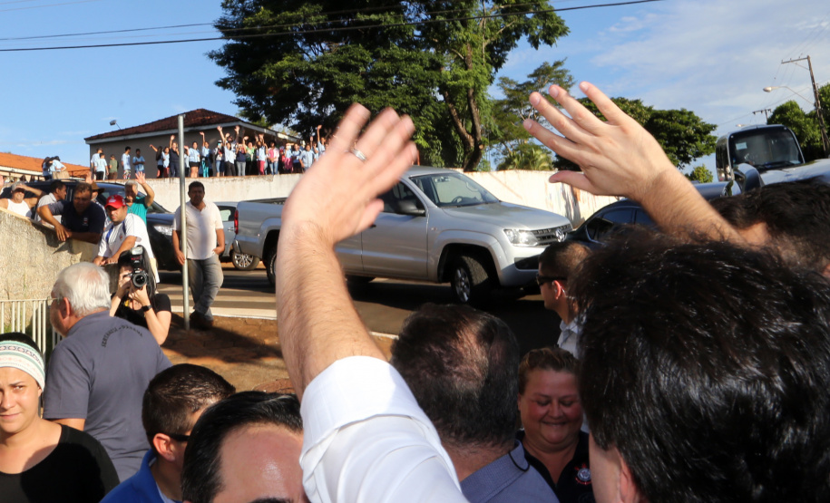O governador Carlos Massa Ratinho Junior assinou nesta terça-feira (14), em Sertaneja, no Norte Pioneiro, autorizações de licitações e homologações para 15 municípios. Foram autorizados recapeamentos de ruas, aquisições de novos veículos, equipamentos rodoviários e mobiliário para prédios públicos. O secretário estadual do Desenvolvimento Urbano e de Obras Públicas, João Carlos Ortega, também assinou os documentos.Foto Gilson Abreu