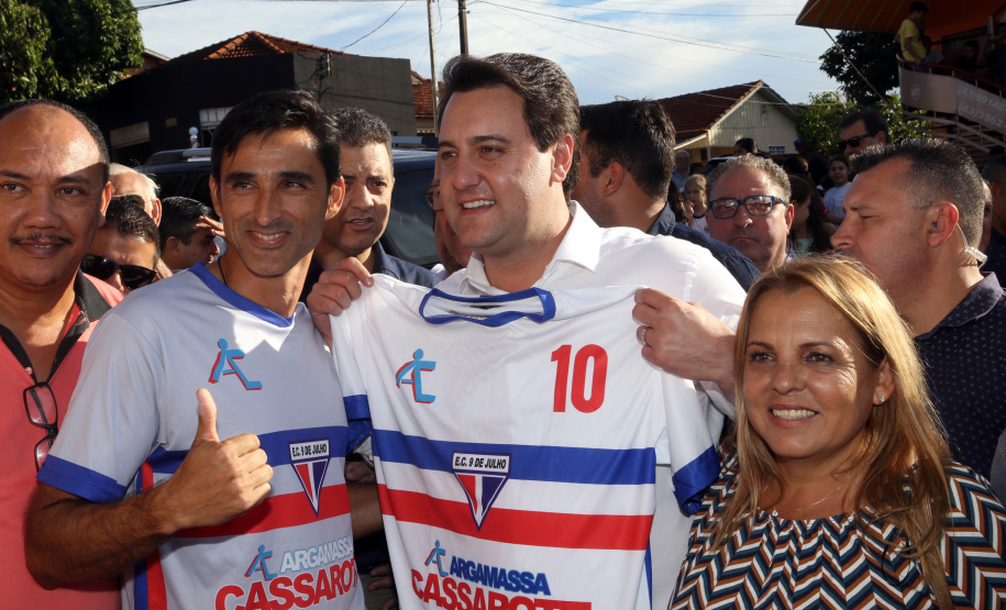 O governador Carlos Massa Ratinho Junior assinou nesta terça-feira (14), em Sertaneja, no Norte Pioneiro, autorizações de licitações e homologações para 15 municípios. Foram autorizados recapeamentos de ruas, aquisições de novos veículos, equipamentos rodoviários e mobiliário para prédios públicos. O secretário estadual do Desenvolvimento Urbano e de Obras Públicas, João Carlos Ortega, também assinou os documentos.Foto Gilson Abreu