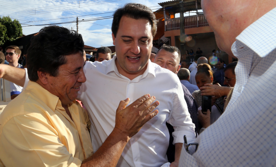 O governador Carlos Massa Ratinho Junior assinou nesta terça-feira (14), em Sertaneja, no Norte Pioneiro, autorizações de licitações e homologações para 15 municípios. Foram autorizados recapeamentos de ruas, aquisições de novos veículos, equipamentos rodoviários e mobiliário para prédios públicos. O secretário estadual do Desenvolvimento Urbano e de Obras Públicas, João Carlos Ortega, também assinou os documentos.Foto Gilson Abreu