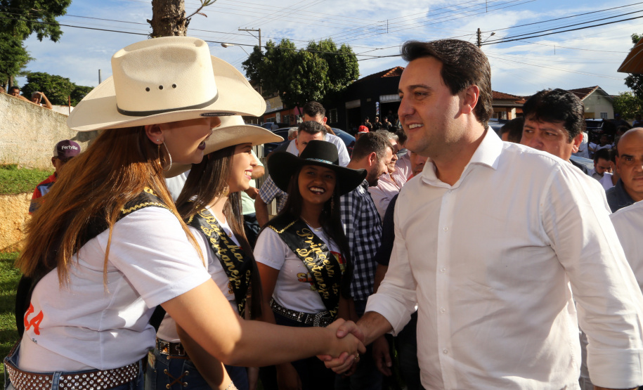 O governador Carlos Massa Ratinho Junior assinou nesta terça-feira (14), em Sertaneja, no Norte Pioneiro, autorizações de licitações e homologações para 15 municípios. Foram autorizados recapeamentos de ruas, aquisições de novos veículos, equipamentos rodoviários e mobiliário para prédios públicos. O secretário estadual do Desenvolvimento Urbano e de Obras Públicas, João Carlos Ortega, também assinou os documentos.Foto Gilson Abreu