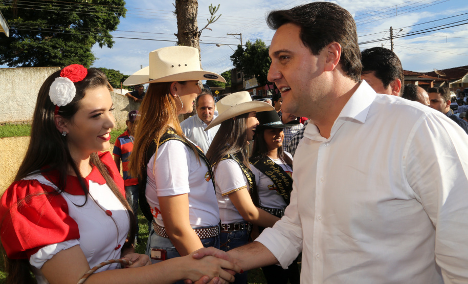 O governador Carlos Massa Ratinho Junior assinou nesta terça-feira (14), em Sertaneja, no Norte Pioneiro, autorizações de licitações e homologações para 15 municípios. Foram autorizados recapeamentos de ruas, aquisições de novos veículos, equipamentos rodoviários e mobiliário para prédios públicos. O secretário estadual do Desenvolvimento Urbano e de Obras Públicas, João Carlos Ortega, também assinou os documentos.Foto Gilson Abreu