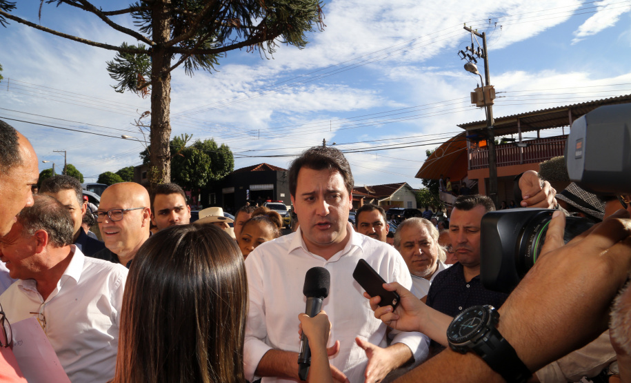 O governador Carlos Massa Ratinho Junior assinou nesta terça-feira (14), em Sertaneja, no Norte Pioneiro, autorizações de licitações e homologações para 15 municípios. Foram autorizados recapeamentos de ruas, aquisições de novos veículos, equipamentos rodoviários e mobiliário para prédios públicos. O secretário estadual do Desenvolvimento Urbano e de Obras Públicas, João Carlos Ortega, também assinou os documentos.Foto Gilson Abreu