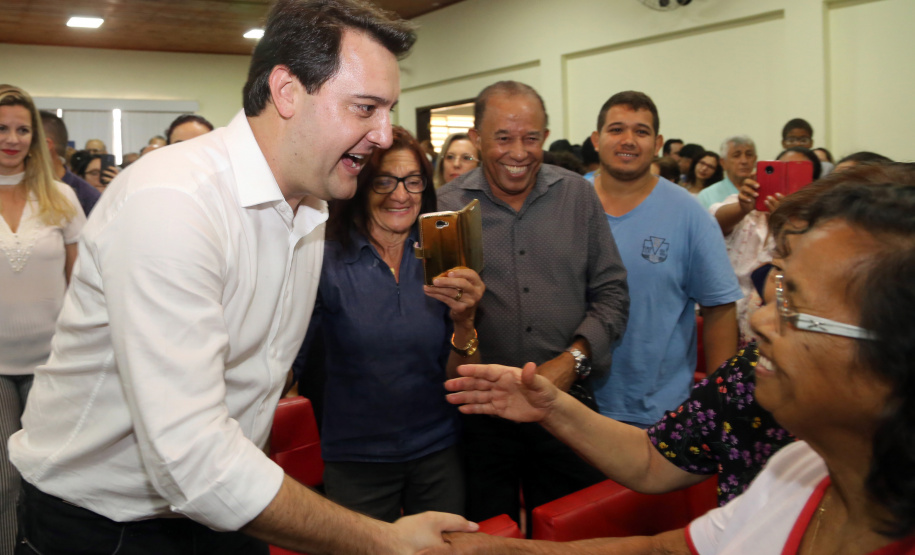 O governador Carlos Massa Ratinho Junior assinou nesta terça-feira (14), em Sertaneja, no Norte Pioneiro, autorizações de licitações e homologações para 15 municípios. Foram autorizados recapeamentos de ruas, aquisições de novos veículos, equipamentos rodoviários e mobiliário para prédios públicos. O secretário estadual do Desenvolvimento Urbano e de Obras Públicas, João Carlos Ortega, também assinou os documentos.Foto Gilson Abreu
