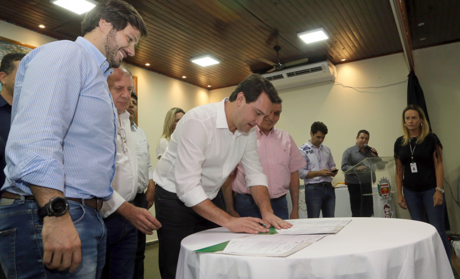 O governador Carlos Massa Ratinho Junior assinou nesta terça-feira (14), em Sertaneja, no Norte Pioneiro, autorizações de licitações e homologações para 15 municípios. Foram autorizados recapeamentos de ruas, aquisições de novos veículos, equipamentos rodoviários e mobiliário para prédios públicos. O secretário estadual do Desenvolvimento Urbano e de Obras Públicas, João Carlos Ortega, também assinou os documentos.Foto Gilson Abreu